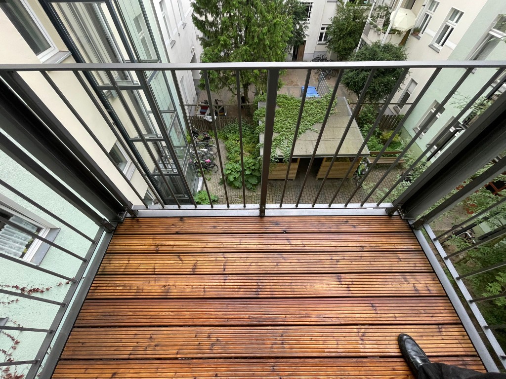 Balkon mit sauber gereinigtem und gepflegtem Holzboden nach der oberflächlichen Schimmelbeseitigung